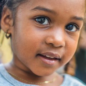 close-up photography of child wearing gray top